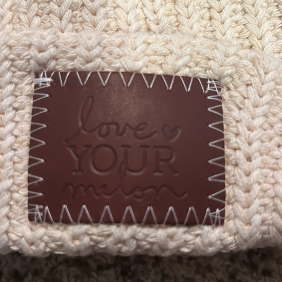 🥰HOST PICK🥰 NWOT love your melon beanie with detachable pom - Picture 2 of 4